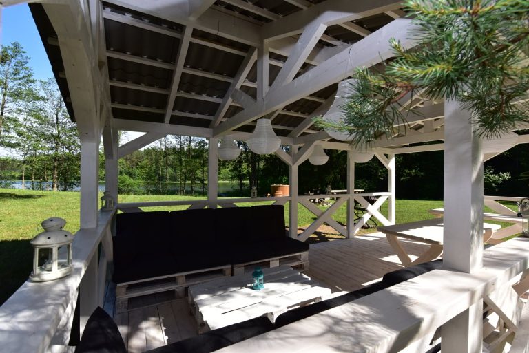 Pavėsinė su baldais