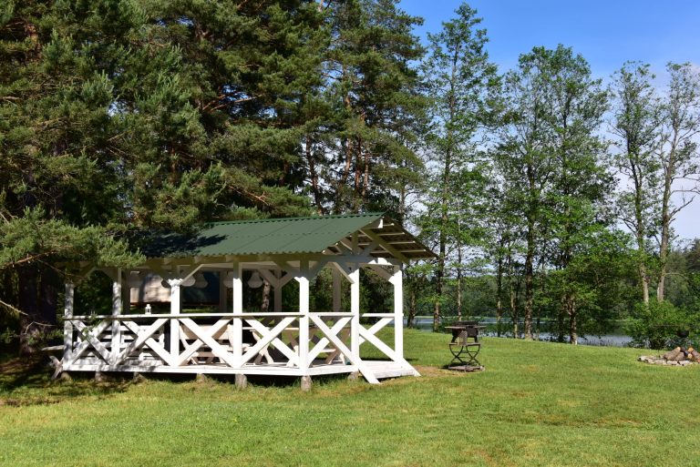 Pavėsinė prie ežero