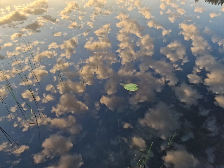 Debesys vandens atspindy