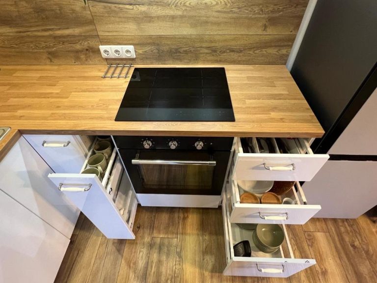 Orkaitė, kaitlentė, stalčiai su įrankiais