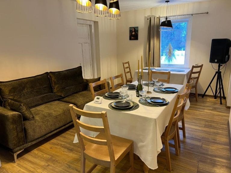 Pokylių salė su poilsio kampeliu