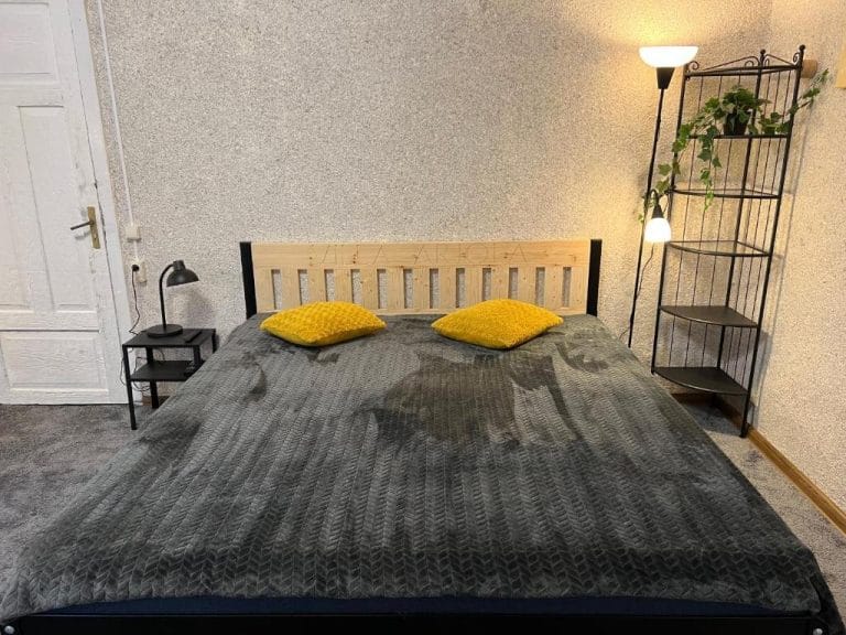 Jaukus miegamasis su dvigule lova