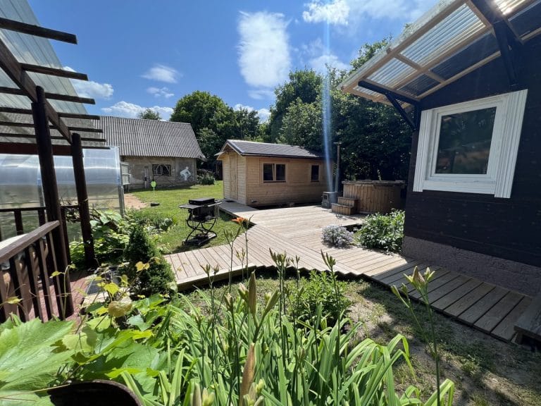 Per terasą į kubilą, į pirtrį, į pavėsinę ir į namus