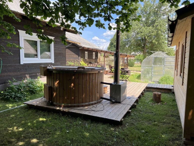 Vaizdas sėdint po lazdynu