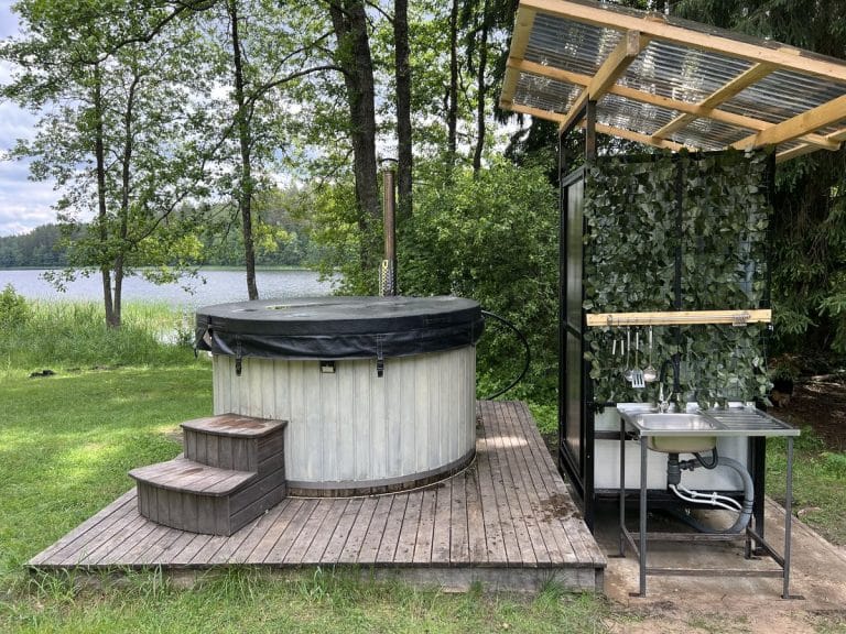 Šalia kubilo dušas, miško vidury