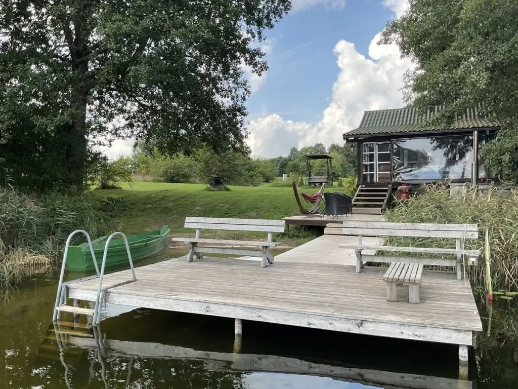 Pirtis ant ezero kranto