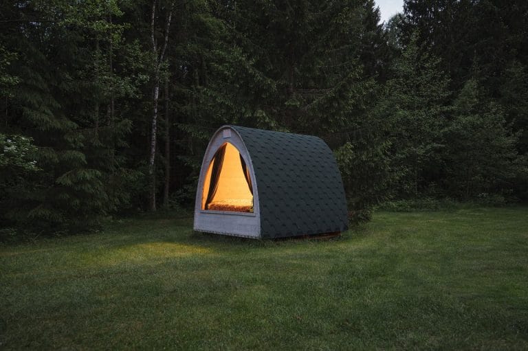 Dvivietis namelis su panoraminiais langais miško sodyboje