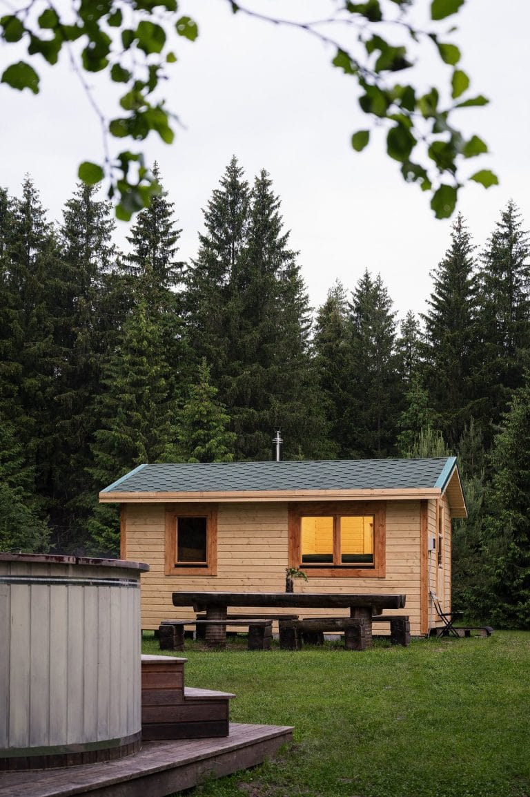 Stovyklavietės zona su palapinėmis šalia Žeimenio ežero