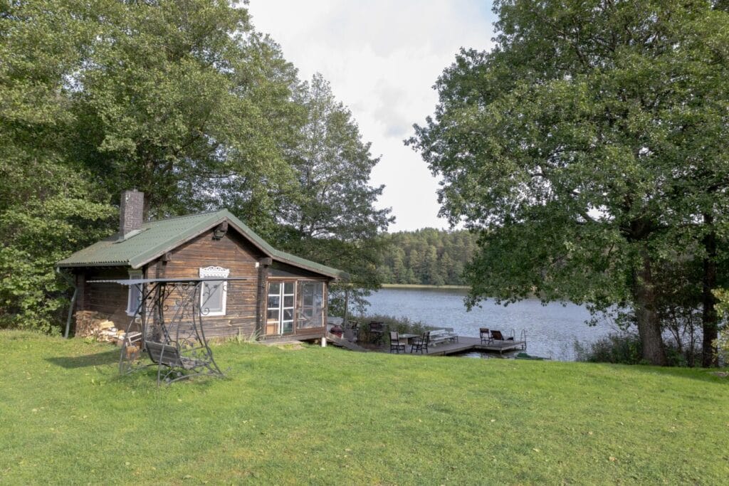 Pirtele Arjola prie ezero